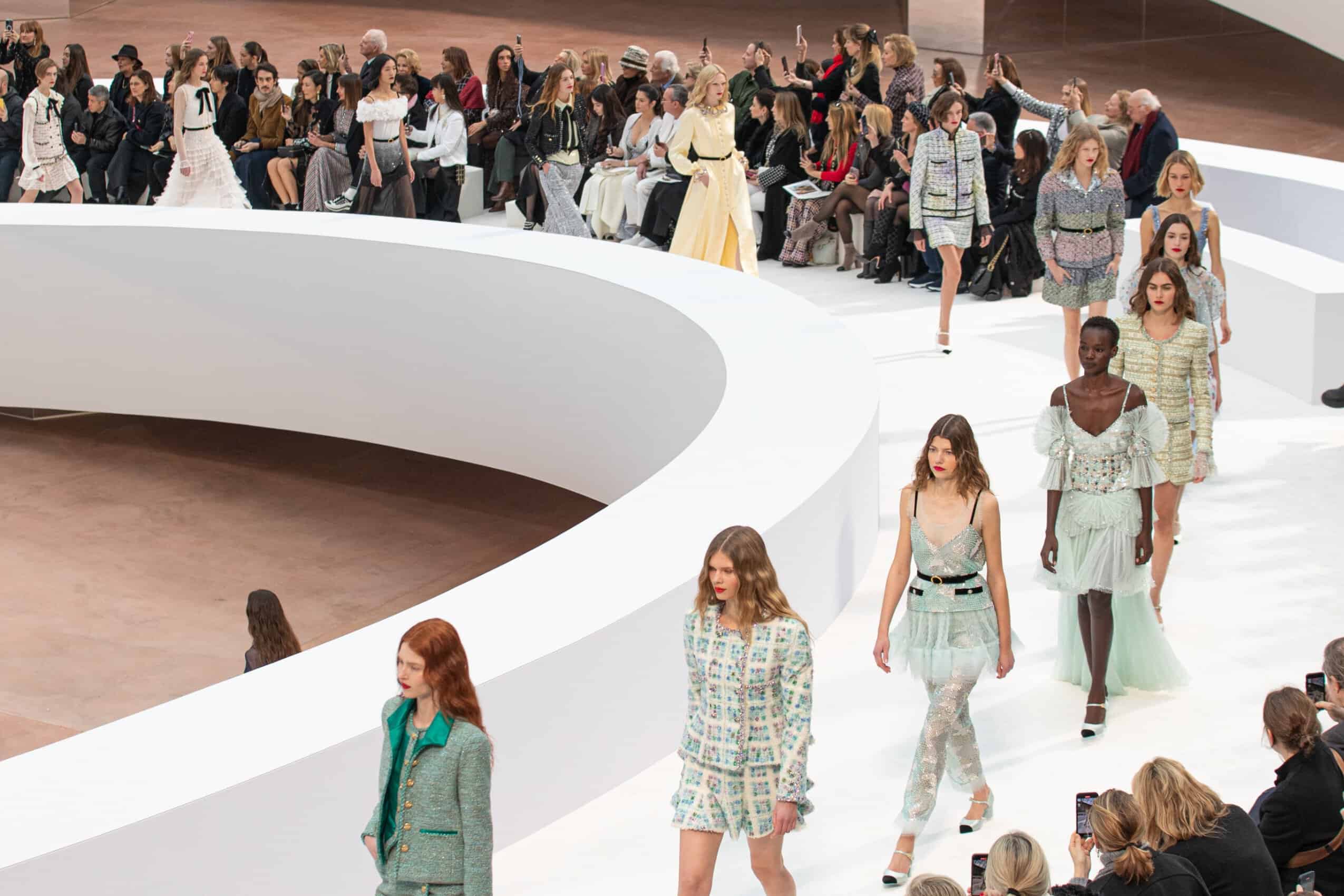 Imagem do artigo: Suavidade, leveza e valorização do feminino dão o tom na Semana de Alta Costura, em Paris