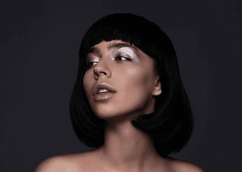 Imagem do artigo: O brilho do futuro: as sombras metálicas que são tendência na estação